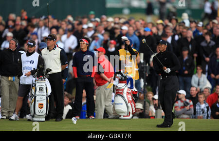 Golf - The Open Championship 2009 - Runde Zwei - Turnberry Golf Club. US's Tiger Woods schlägt am 6. Loch ab Stockfoto