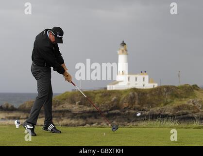 Der Schwede Peter Hanson schlägt sich am zweiten Tag der Open Championship im Turnberry Golf Club ab. Stockfoto