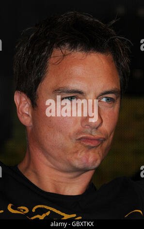 John Barrowman nimmt an der Londoner Veröffentlichung der DVD und Blu-Ray Veröffentlichung des BBC1-Dramas Torchwood 'Children of Earth' im HMV in der Oxford Street Teil. Stockfoto