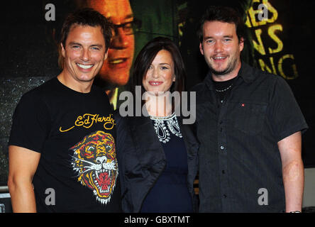 Die Besetzung von Torchwood 'Children of Earth', (von links nach rechts) John Barrowman, Eve Myles und Gareth David-Lloyd, besuchen die Londoner Vorstellung der DVD und Blu-Ray Veröffentlichung des BBC1-Dramas im HMV in der Oxford Street. Stockfoto