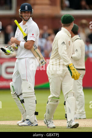 Der englische Kevin Pietersen spricht am dritten Tag des zweiten npower-Test-Spiels in Lord's, London, mit dem australischen Wicketkeeper Brad Haddin (rechts). Stockfoto