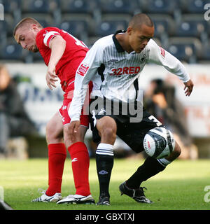 Fußball - Vorsaison freundlich - Swansea City / FC Twente - The Liberty Stadium. Casey Thomas von Swansea in Aktion mit Jeroen Heubach vom FC Twente während des Vorsaison-Freundschaftsspiel im Liberty Stadium, Swansea. Stockfoto