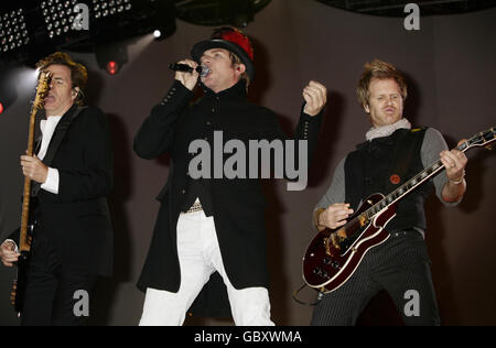 DURAN Duran, darunter die Originalmitglieder John Taylor (links) und Simon Le Bon (Mitte), die während des Lovebox Weekender auf der Hauptbühne im Victoria Park im Osten Londons auftreten. Stockfoto