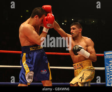 Boxen - WBA Light-welterweight Titel - Amir Khan V Andreas Kotelnik - MEN Arena. Amir Khan (rechts) im Einsatz gegen Andreas Kotelnik während der WBA-Leichtgewichtstitellauf in der MEN Arena in Manchester. Stockfoto