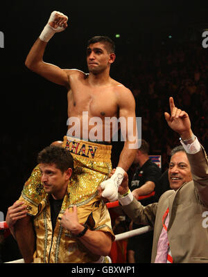 Boxen - WBA Light-welterweight Titel - Amir Khan V Andreas Kotelnik - MEN Arena. Amir Khan feiert seinen Sieg über Andreas Kotelnik während der WBA-Leichtgewichtstitellauf in der MEN Arena in Manchester. Stockfoto