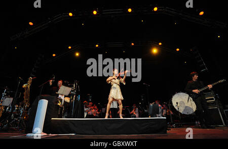 Vanessa-Mae auf der Bühne im Westonbirt Arboretum, Westonbirt in der Nähe von Tetbury, Gloucestershire. Stockfoto