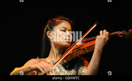 Die Geigerin Vanessa Mae spielt auf der Bühne im Westonburt Arboretum, Westonburt bei Tetbury, Gloucestershire. Stockfoto