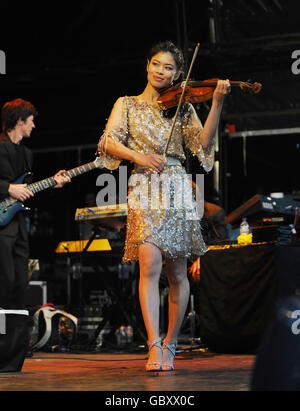 Die Geigerin Vanessa Mae spielt auf der Bühne im Westonburt Arboretum, Westonburt bei Tetbury, Gloucestershire. Stockfoto