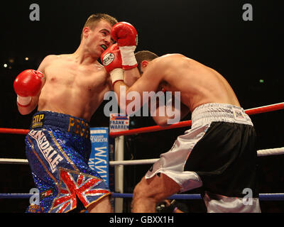 Frankie Gavin (links) an der Spitze während seines Sieges gegen Graham Fearn beim Weltweight-Kampf in der MEN Arena, Manchester. Stockfoto