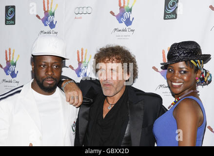 (L bis R) die Musiker Wyclef Jean, Renzo Rosso und Cherine Anderson nehmen am Mandela Day: Einem Festkonzert 46664 in der Radio City Music Hall in New York City Teil. Stockfoto