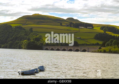 Blick auf Boote auf Ladybower Vorratsbehälter befindet sich in der Peak District National Park Stockfoto