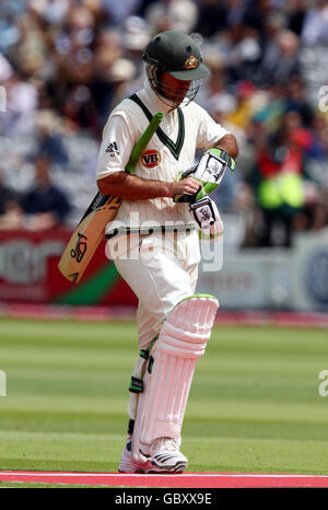 Der Australier Ricky Ponting kehrt zum Pavillon zurück, nachdem er am vierten Tag des zweiten npower-Test-Spiels in Lord's, London, von dem englischen Stuart Broad für 38 gezwickt wurde. Stockfoto