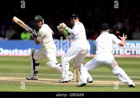 Der Australier Michael Hussey wird am vierten Tag des zweiten npower-Test-Spiels in Lord's, London, vom englischen Paul Collingwood (rechts) beim Bowling von Graeme Swann gefangen. Stockfoto