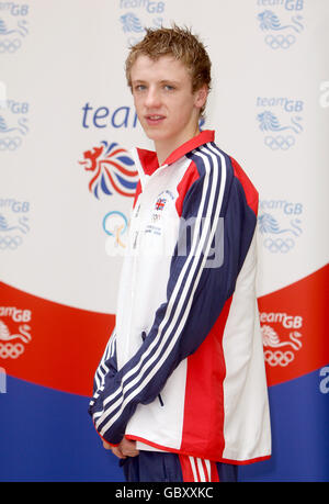 Das britische Jugendteam Swimmer Grant Halsall bereitet sich auf die Reise zum bevorstehenden European Youth Olympic Festival in Tampere in Finnland vor. DRÜCKEN Sie VERBANDSFOTO. Bilddatum: Freitag, 17. Juli 2009. Photo Credit sollte lauten: Steve Parsons/PA Wire Stockfoto