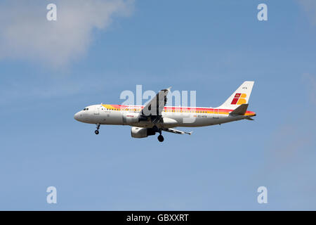 Ein Airbus A320 von Iberia landet am Flughafen Heathrow, Middlesex. DRÜCKEN Sie VERBANDSFOTO. Bilddatum: Montag, 20. Juli 2009. Photo Credit sollte lauten: Steve Parsons/PA Wire Stockfoto