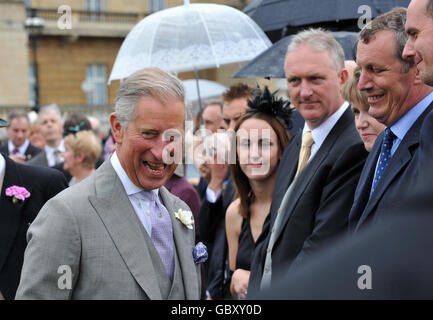 Der Prinz von Wales nimmt an einer Gartenparty im Buckingham Palace, London, Teil. Stockfoto