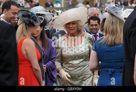 Die Herzogin von Cornwall nimmt an einer Gartenparty im Buckingham Palace, London, Teil. Stockfoto