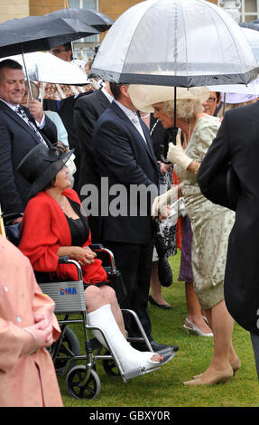 Die Herzogin von Cornwall spricht mit Denise Taylor und ihrem Mann Don Taylor (links) während einer Gartenparty im Buckingham Palace, London. Stockfoto