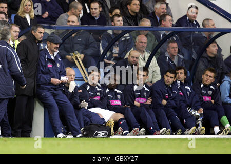 Der Chelsea-Manager Jose Mourino spricht mit dem Assistenten von West Bromwich Albion manager Frank Burrows, nachdem William Gallas im ersten Tor geschossen hatte Halb Stockfoto