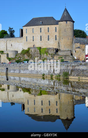 Schloss mit der großen Reflexion in den Fluss Mayenne, Gemeinde im Département Mayenne in Nordwest-Frankreich Stockfoto