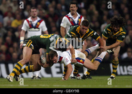 Rugby League - Gillette Tri-Nations - Großbritannien - Australien. Der britische Jamie Pfau wird von den Australiern Jason Ryles (l) und Shane Webcke (c) und Nathan Hyndmarsh (r) hochgekuschelt Stockfoto