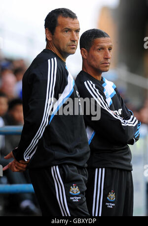 Fußball - Pre Season Friendly - Huddersfield Town / Newcastle United - The Galpharm Stadium. Chris Hughton (r), Manager von Newcastle United, und sein Assistent Colin Calderwood (l) Stockfoto