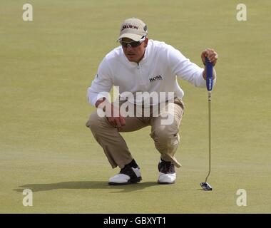 Der Schwede Henrik Stenson schiebt sich am dritten Tag der Open Championship im Turnberry Golf Club an. Stockfoto