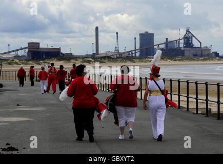 Mitglieder einer Cleveland Marching Band verlassen nach einem marsch, in dem Teeside Steelworkers mit Unterstützern und ihren Familien durch Redcar marschieren, um die Bedrohung für die lokale Corus-Fabrik (im Hintergrund abgebildet) hervorzuheben, Ein Konsortium von Unternehmen hat einen 10-Jahres-Vertrag über den Kauf des 2,000 Jahre alten Stahls des Werks abgeschlossen, wodurch 150 Arbeitsplätze gefährdet werden. Stockfoto