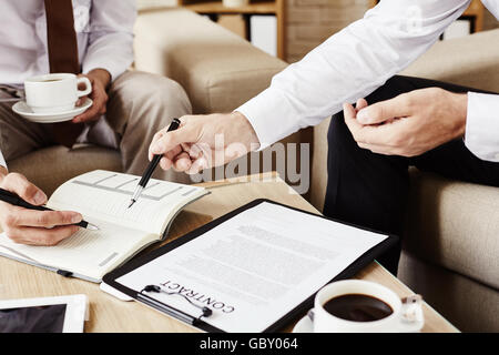 Business Vertrag zwei Kollegen die Unterzeichnung eines Vertrages während der Kaffeepause Stockfoto