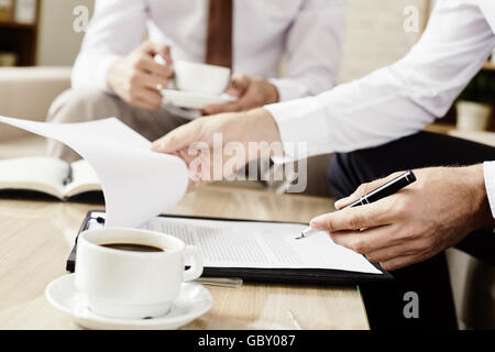 Nahaufnahme des Kaufmanns, die Unterzeichnung eines Vertrages am Tisch Stockfoto