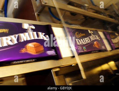 Cadbury Dairy Milk Fairtrade Bars zu starten Stockfoto