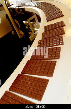 Cadbury Dairy Milk Fairtrade Bars zu starten Stockfoto