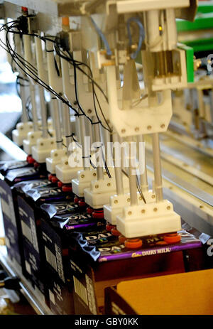 Cadbury Dairy Milk Fairtrade Bars zu starten Stockfoto