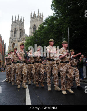 Soldaten marschieren während der Heimkehr-Parade des 1. Bataillons des Yorkshire Regiments durch die Straßen von York. Das Bataillon ist kürzlich in seine Heimatbaracken in Münster zurückgekehrt, nachdem es im Irak und im Kosovo gedient hatte. Stockfoto
