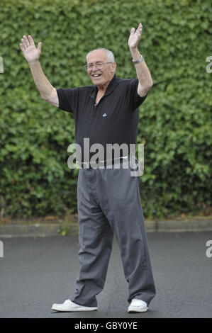 Idris Lewis, 69, nachdem er in sechs Monaten 10 Steine durch Diät mit einem Schlankheits-Pulver, Lipotrim, verloren hatte und nichts anderes gegessen hatte. Stockfoto