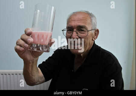 Idris Lewis, 69, nachdem er 10 Steine in sechs Monaten durch Diät mit einem Schlankheits-Pulver, Lipotrim, die er hält, und nichts anderes zu essen verloren. Stockfoto