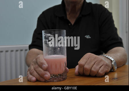 Idris Lewis, 69, nachdem er 10 Steine in sechs Monaten durch Diät mit einem Schlankheits-Pulver, Lipotrim, die er hält, und nichts anderes zu essen verloren. Stockfoto