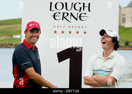 Der irische Padraig Harrington (links) scherzt mit dem nordirischen Gegner Rory McIlroy während der Laugh Erne Challenge im Laugh Erne Resort, Fermanagh, Nordirland. Stockfoto