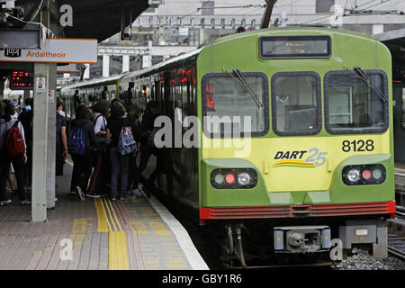 Ein Dart-Zug verlässt den Bahnhof Tara Street in Dublin, um morgen 25 Jahre Dienst zu feiern. Stockfoto