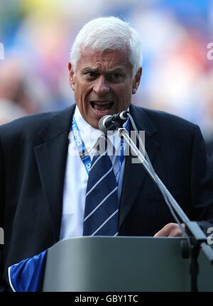 Fußball - vor der Saison freundlich - Cardiff City / Celtic - Cardiff City Stadium. Peter Ridsdale, Vorsitzender von Cardiff City, spricht mit der Menge über die offizielle Eröffnung des Cardiff City Stadions Stockfoto