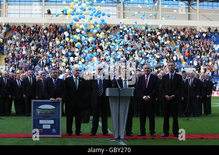 Der Vorsitzende von Cardiff City, Peter Ridsdale (erste Reihe, 2. Links), spricht mit der Menge über die offizielle Eröffnung des Cardiff City Stadions Stockfoto