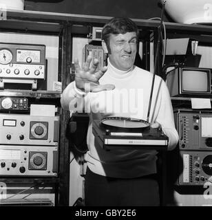 Graham Kerr, den Fernsehzuschauern als der "galoppierende Gourmet" bekannt, geht in seiner Freizeit segeln und testet einen automatischen Radiorichtungsfinder, den er gestern auf der Boat Show, Earls Court, gekauft hat. Es war der Autofix 100, der für den Einsatz auf einem kleinen Kraftfahrzeug konzipiert wurde, das er für seine Rennketsche "Treena" wollte. Stockfoto