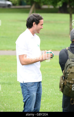 Jack Tweed startet am 25. September 2009 gemeinsam mit Freiwilligen den weltweit größten Kaffeehaus, der Macmillan Cancer Support unterstützt. Stockfoto