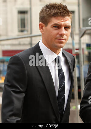 Steven Gerrard, Fußballspieler des FC Liverpool, kommt am Liverpooler Crown Court an, wo er des Affrays angeklagt wird. Stockfoto