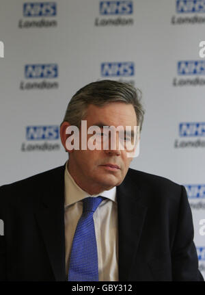 Der britische Premierminister Gordon Brown besucht das Zentrum des National Health Service (NHS) im Zentrum von London, die strategische Gesundheitsbehörde der Hauptstadt, wo er über die Reaktion der Stadt auf die Schweinegrippe informiert wurde. Stockfoto