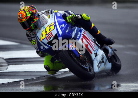 Der Italiener Valentino Rossi fährt während des Grand Prix Trainingstages im Donington Park, Castle Donington, mit seinem Fiat Yamaha im Training. Stockfoto