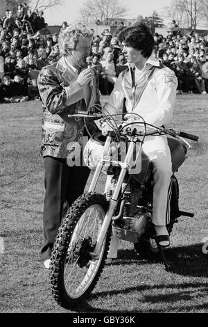 Motorrad Stunt Riding. Eddie Kidd (r) wird interviewt Stockfoto