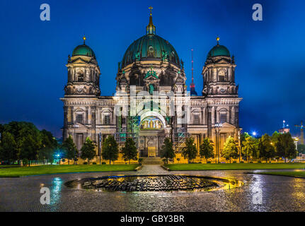 Berliner Dom mit den berühmten Fernsehturm im Hintergrund in der Dämmerung während der blauen Stunde in der Abenddämmerung, Bezirk Berlin-Mitte, Deutschland Stockfoto