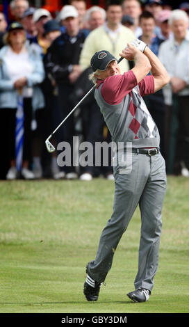 Golf - MasterCard Senior Open - Runde zwei - Sunningdale Open. Der Australier Greg Norman in Aktion während der zweiten Runde der Mastercard Senior Open im Sunningdale Golf Club, Barkshire. Stockfoto