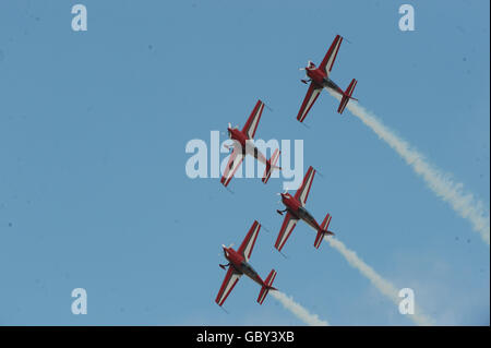 Die Royal Jordanian Falcons fliegen Extra EA300L Flugzeuge beim Royal International Air Tattoo bei RAF Fairford, Gloucestershire. Stockfoto